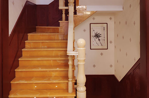 靖边中式别墅室内汉白玉石楼梯的定制安装装饰效果